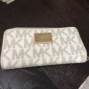 Michael Kors vanilla signature wallet