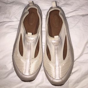 Easy spirit slip ons