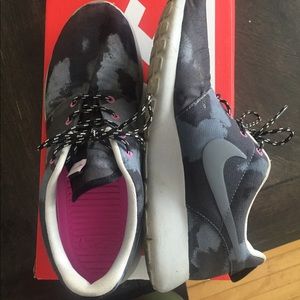 Women's Nike Roshe Run Sneakers