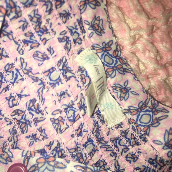 Cute Stylish Buttoned Blouse - Picture 2 of 3