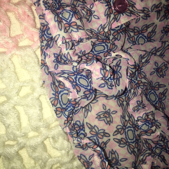 Cute Stylish Buttoned Blouse - Picture 3 of 3