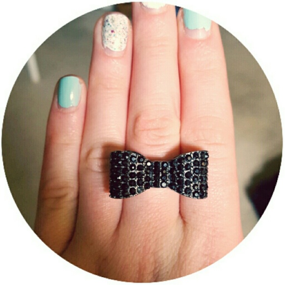 Rhinestone bow ring