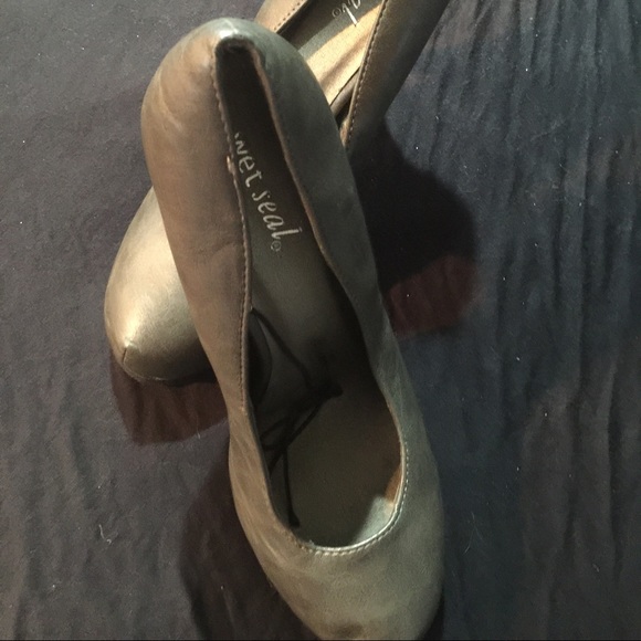 Shoes - Picture 2 of 4