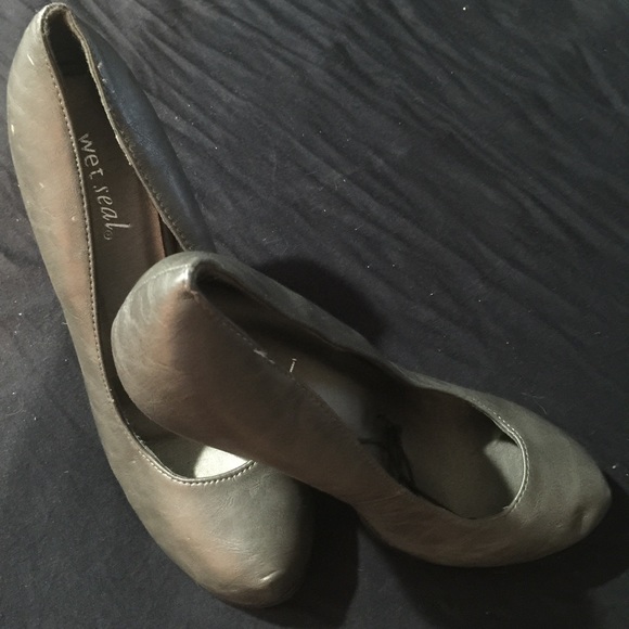 Shoes - Picture 3 of 4