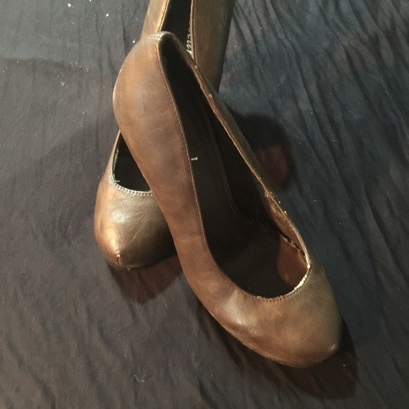 Shoes - Picture 3 of 4