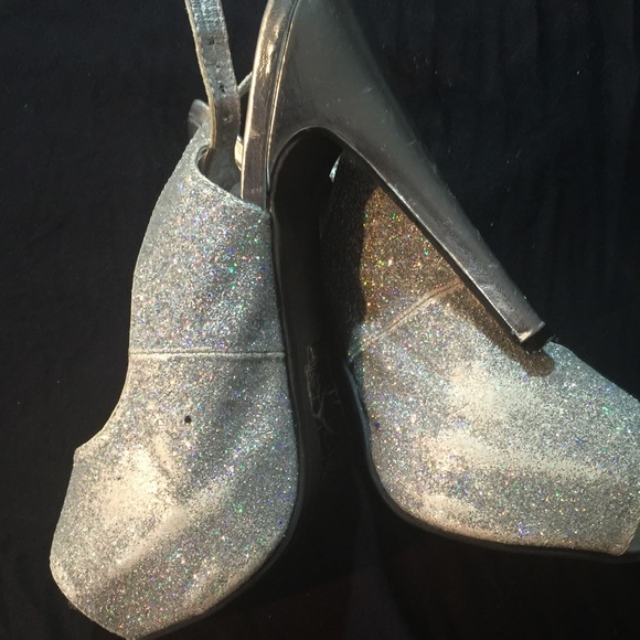 Shoes - Picture 4 of 4
