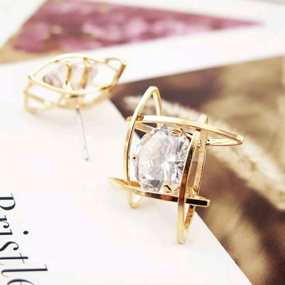 HP||⭐NEW! Beautiful 18k Gold & Silver CZ Earrings - Picture 3 of 3