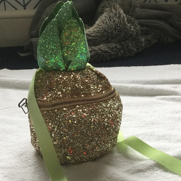 Pineapple purse