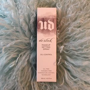 Urban Decay de-Slick Makeup Setting Spray