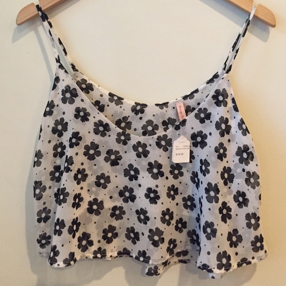White & black flowy crop top. NWT