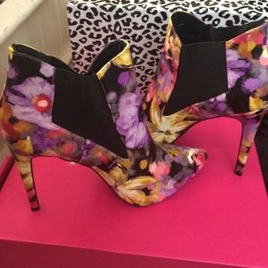 Fairly new floral print heel! Excellent condition!