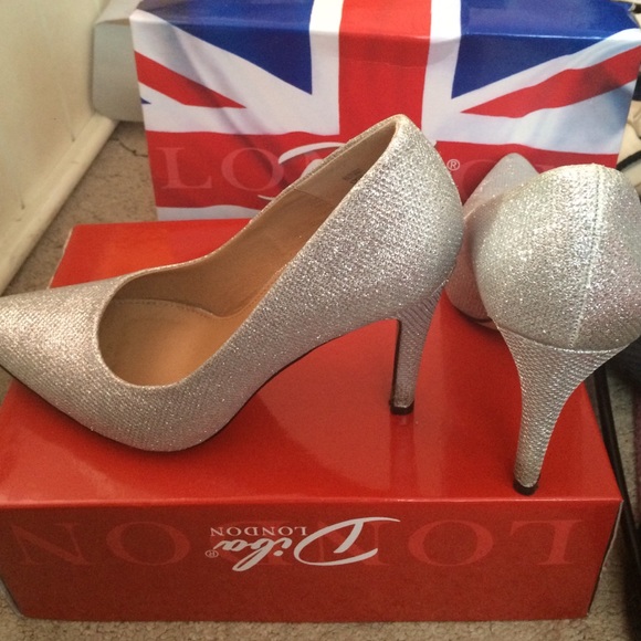 Formal silver sparkly pump great condition!