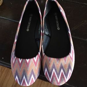 Multicolored flats. New never been work size 8