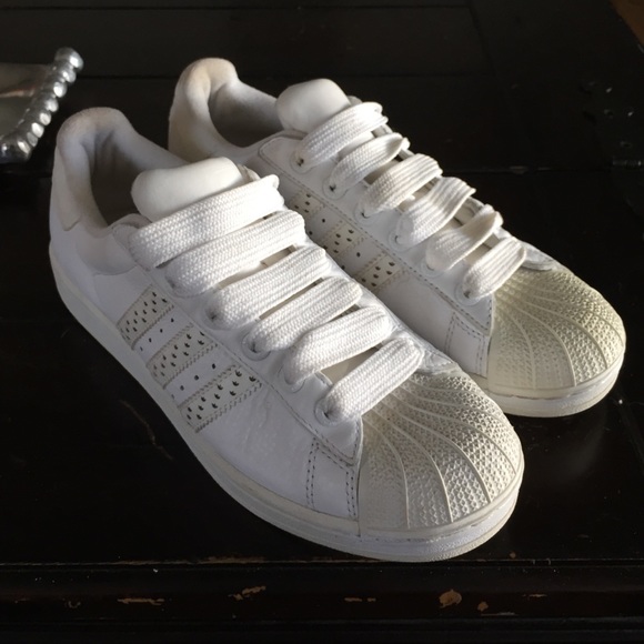 Tennis shoes