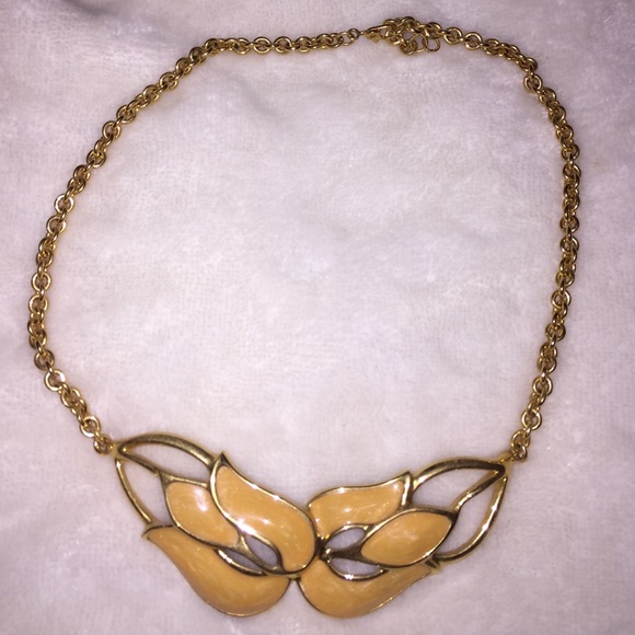 Jewelry - Peach & Gold Necklace! LIKE NEW! 🍑