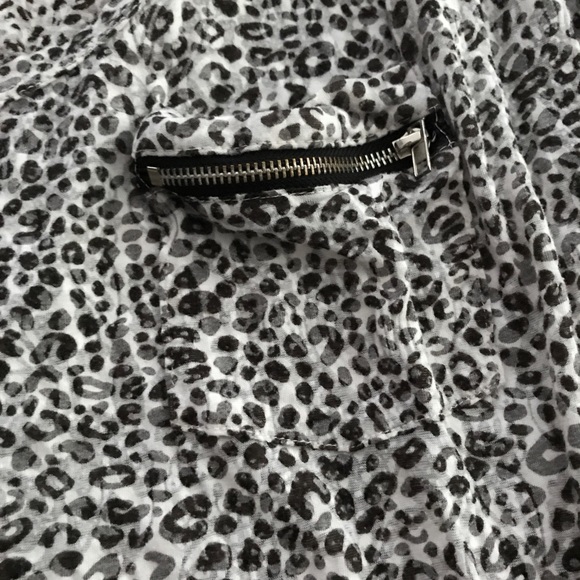 Forever 21 Animal Print TShirt In Size Small - Picture 2 of 4