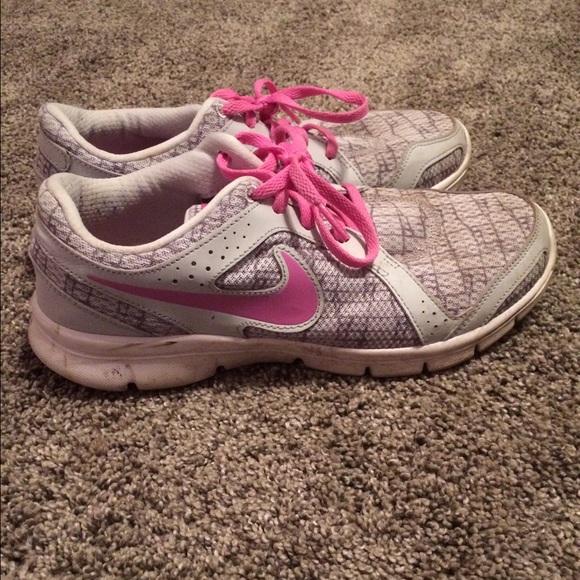 Nike Tennis Shoes - Picture 2 of 4