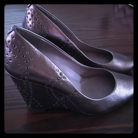 Kenneth Cole grey wedges