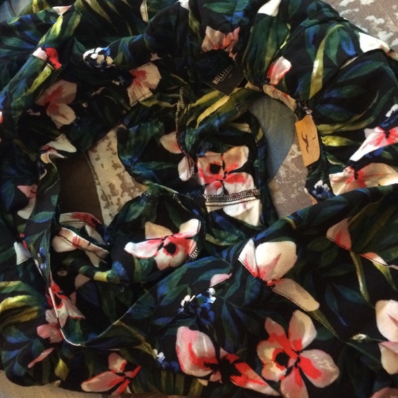 !!SOLD!! Hollister high rise shorts - Picture 3 of 4