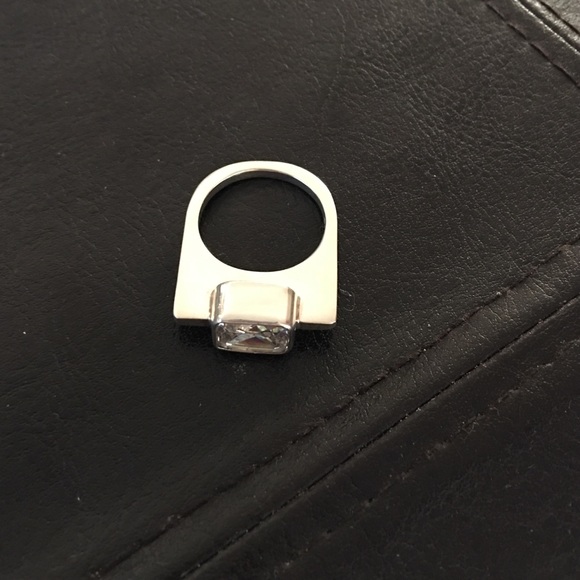 Beautiful ring - Picture 2 of 4