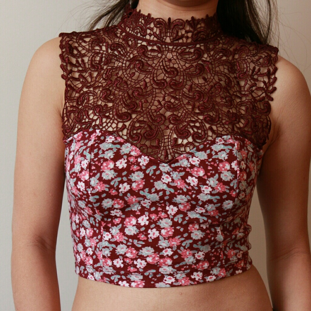 UO Lace Floral Pattern Sweetheart Crop Top