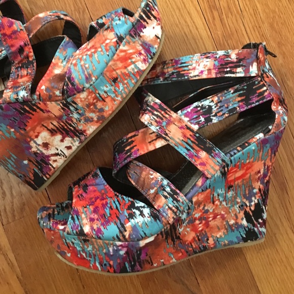 Multicolor wedge sandals.