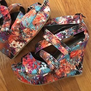 Multicolor wedge sandals.