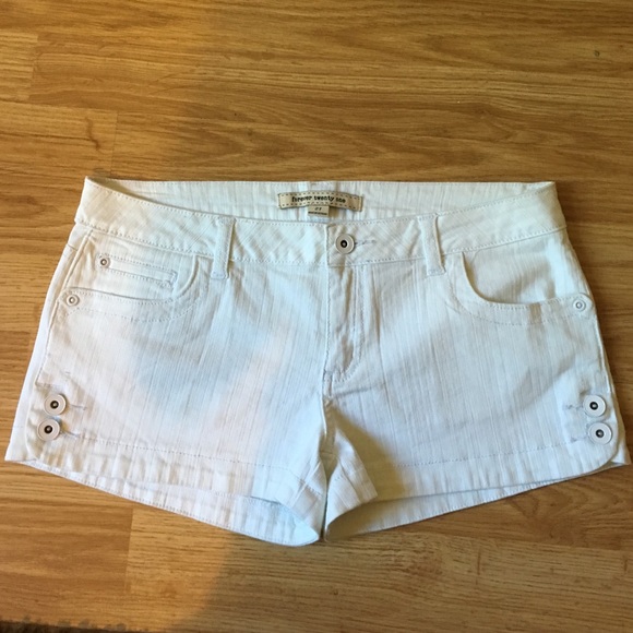 White shorts size 27 forever 21