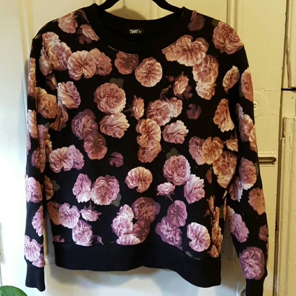 🔺sold🔺Aritzia- TNA floral sweatshirt - Picture 2 of 3