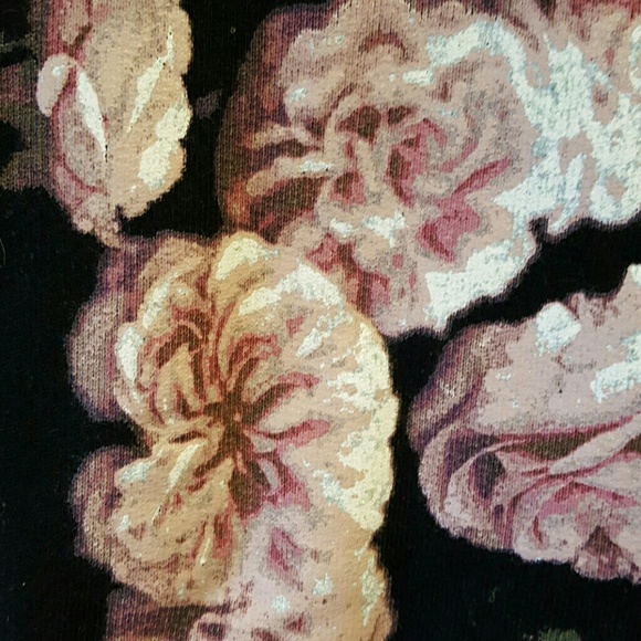 🔺sold🔺Aritzia- TNA floral sweatshirt - Picture 3 of 3