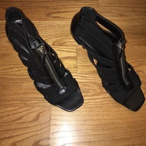 Black small heel with zip shoes