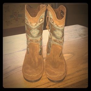 Like new!! embroidered suede boots like new