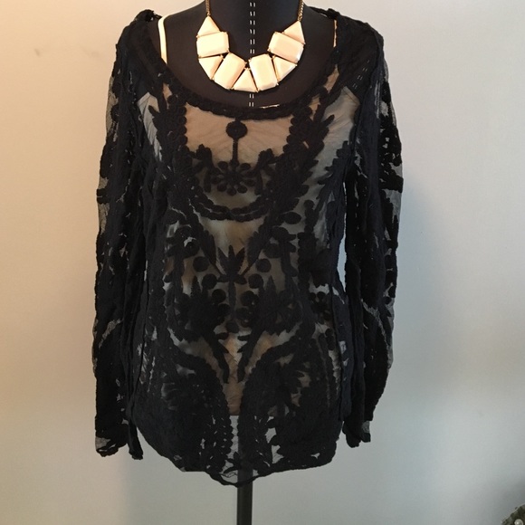 Black tunic top. One size fits most - Picture 2 of 3