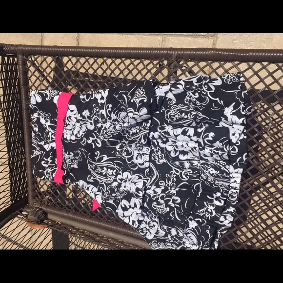 CUTE BLACK DRESS W/ FLOWER PRINT AND PINK RIBBON💖