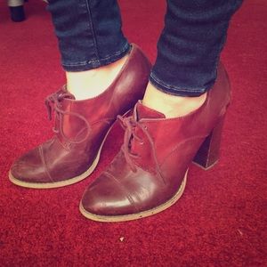 Hinge Highland Oxford Pump Lace Up