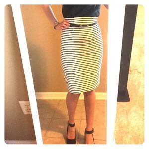 Black and White high-waisted pencil skirt! ✏️