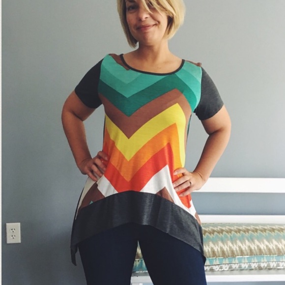 ⛳LAST ONE (sm) Chevron top with shark bite Hem - Picture 2 of 4