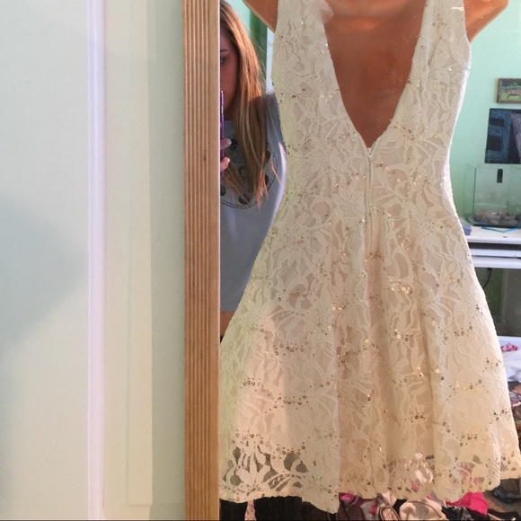 Fancy lace dress - Picture 2 of 4