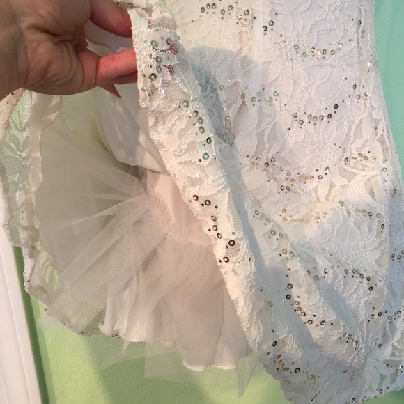 Fancy lace dress - Picture 3 of 4