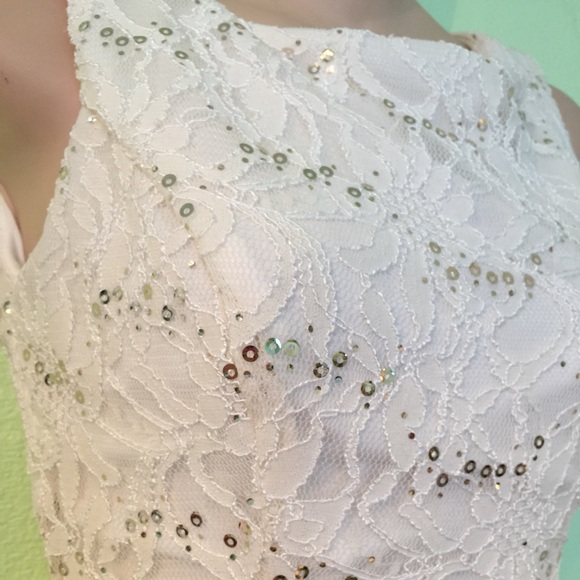 Fancy lace dress - Picture 4 of 4