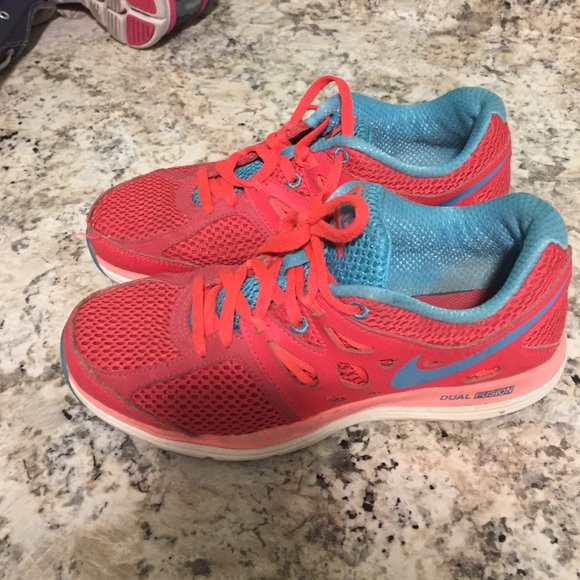 Nike dual fusion sneakers