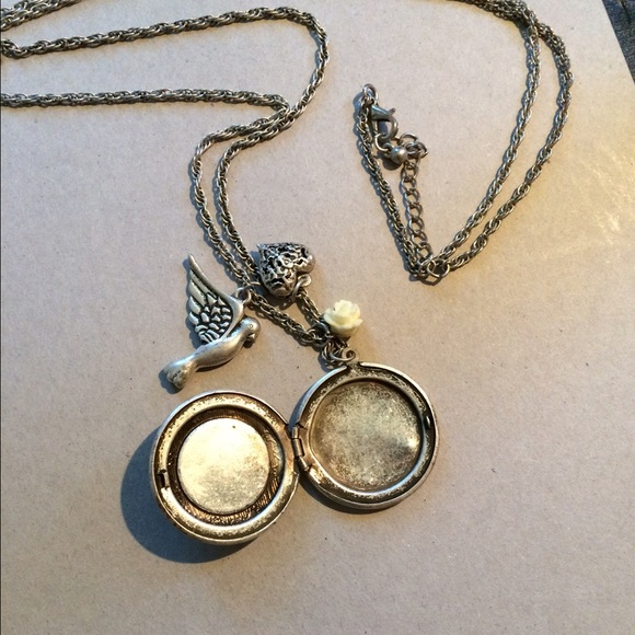 FOREVER 21 locket necklace.