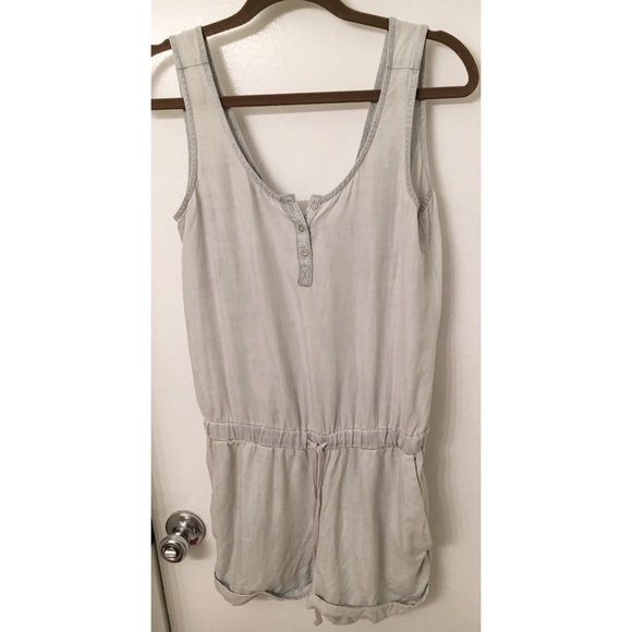 Light jean romper. PERFECT for the hot summer☀️
