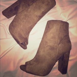 Side zip, heeled booties