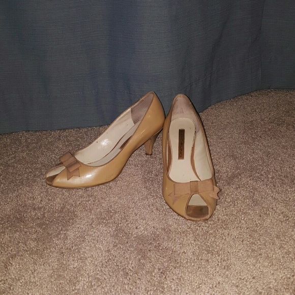 Bandolino peep toe pump