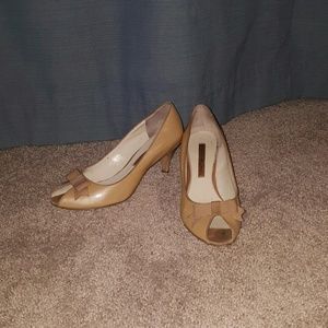 Bandolino peep toe pump
