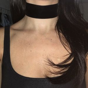 GET THE LOOK! Essential Black Velvet Choker