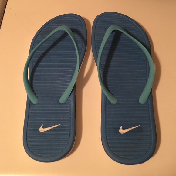 Women's Nike Flip Flops, Size 8