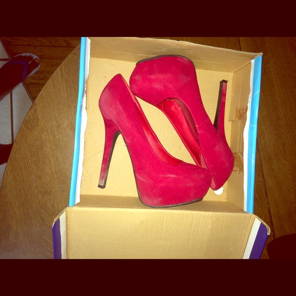 Red suede 6-inch heels