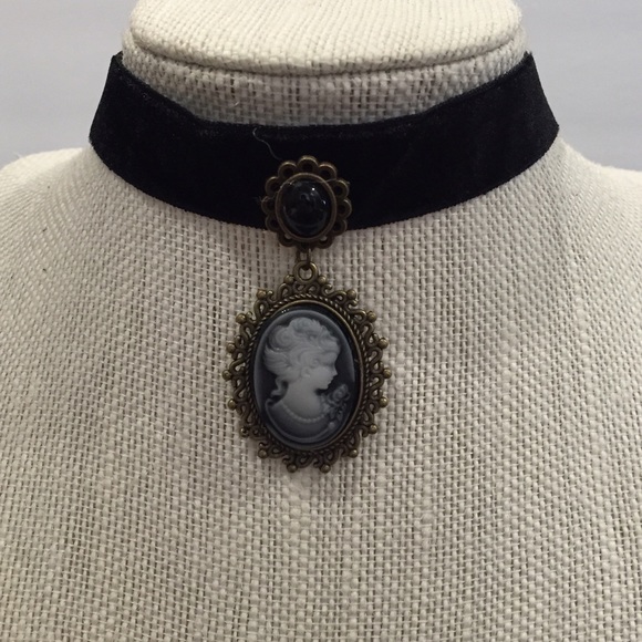 Cameo velvet black choker